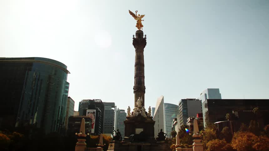 Statue of angels in a square in the midst of a metropolis