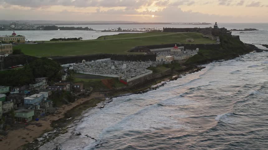 A city facing the sea and on the coast there is an ancient fort