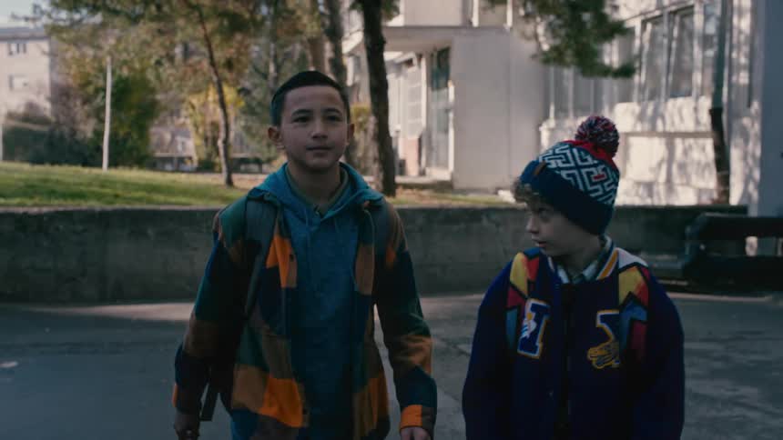 Two young friends walking through the city