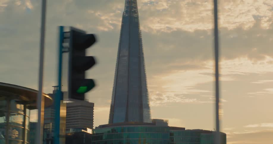 A tall skyscraper is in the middle of the city