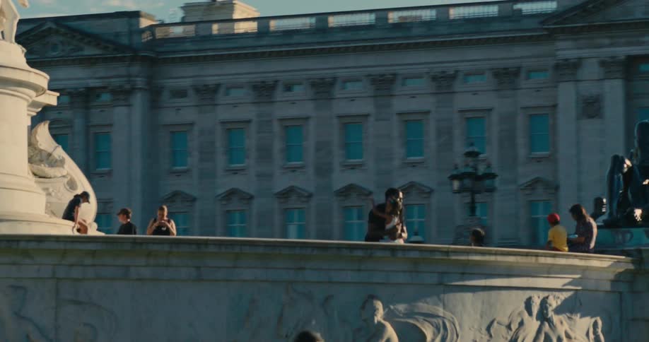 Exterior view of buckingham palace and statues