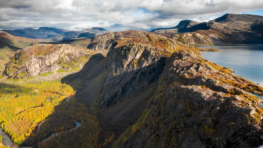 A lake sits in the middle of the mountains