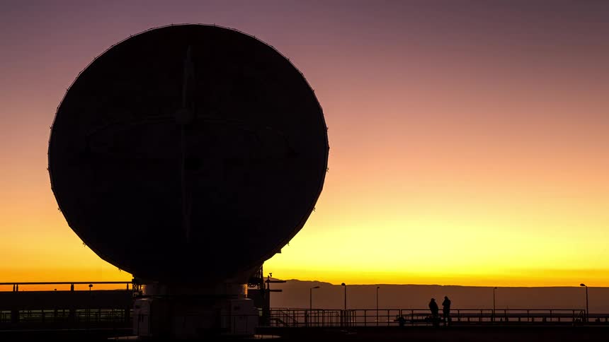 Panorama of a huge and antenna in a natural location with a darkening timelapse day