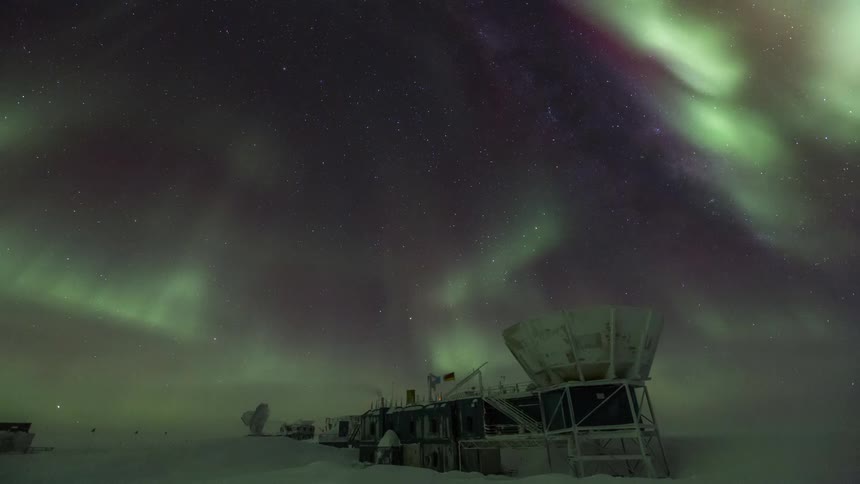 Research station at the south pole with Aurora Australis