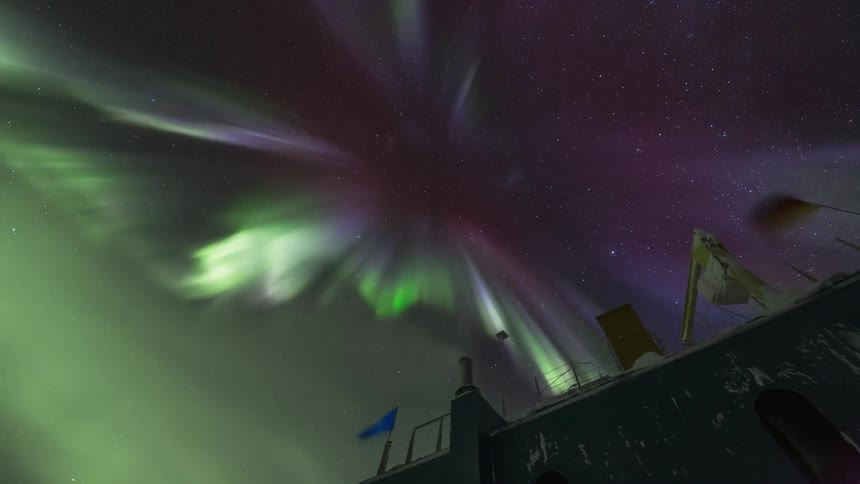 Night sky in timelapse with Aurora Australis