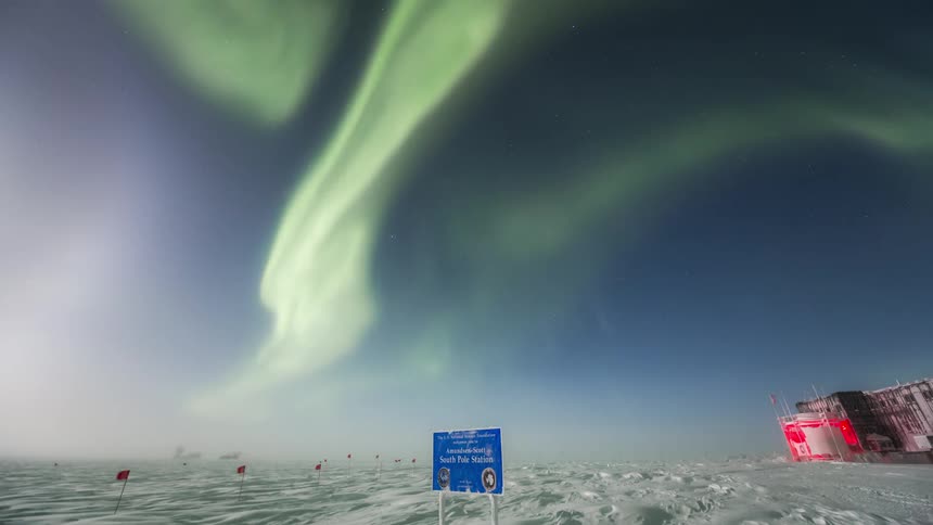 The green aurora moves over the snow