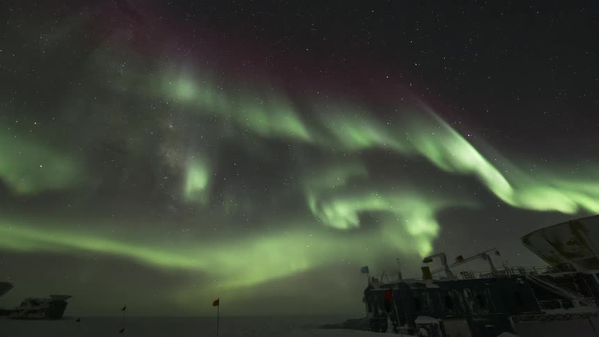 Observatory in the south pole with views of the Aurora Australis