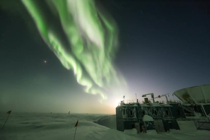 Aurora Australis over a reasearch station in Antarctica