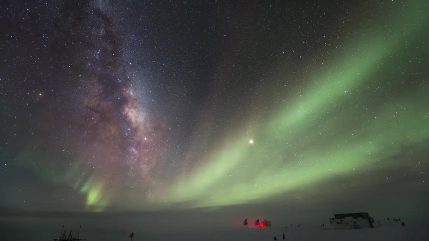 People are camping under the aurora