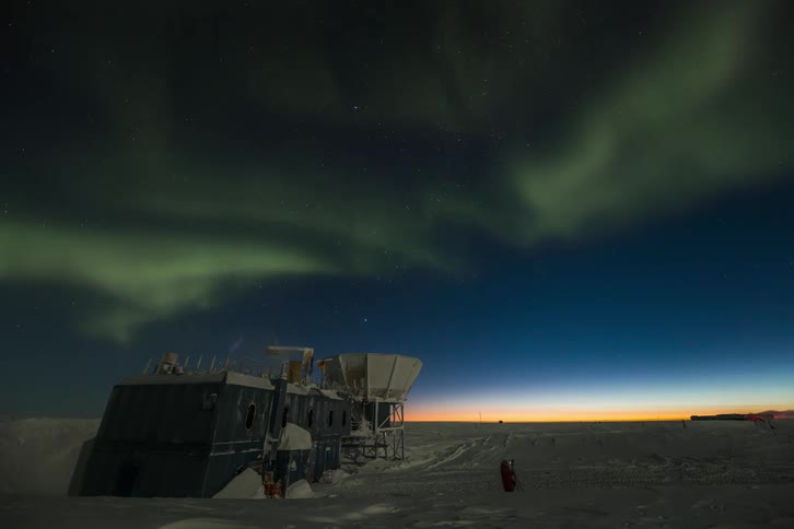 Scientific scientific center in Antarctica with a view of the sky with Aurora Australis