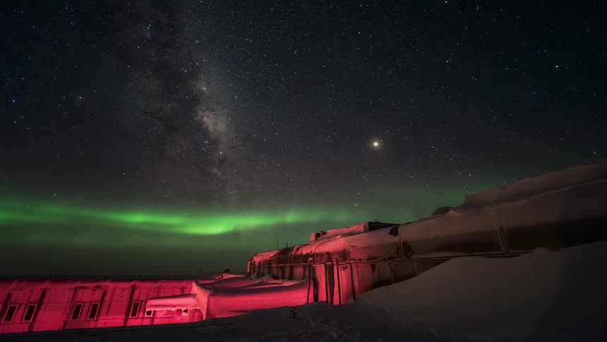 Research center at the south pole and a night with Aurora Australis in timelapse