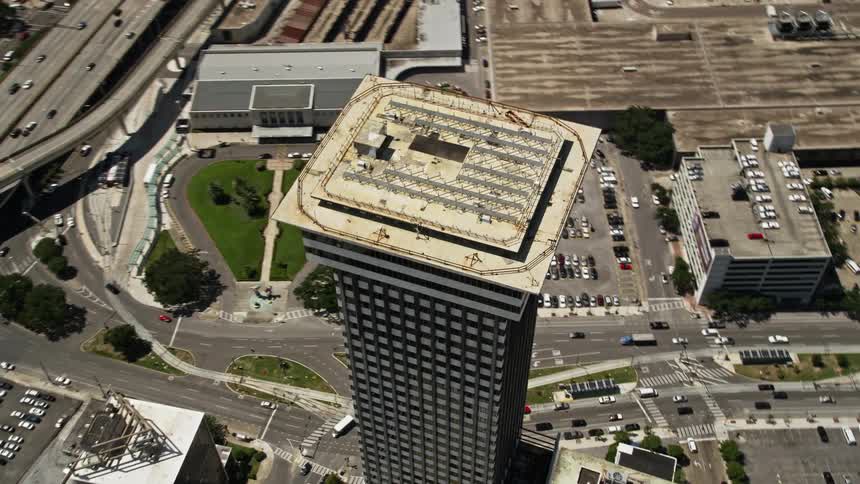 A skyscraper with a flat roof covered by a grid like structure
