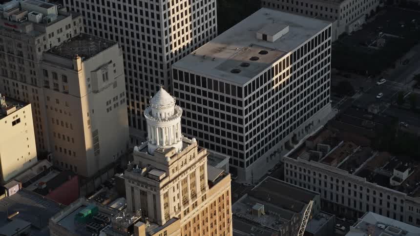 A dome sits on the top of a high rise in the city