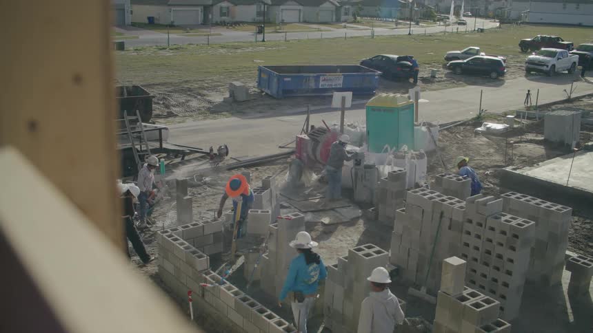 Working men running a daylight construction