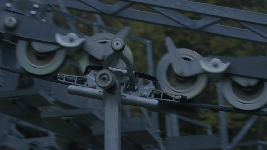 Machine running on a high voltage wire by bearing in an outdoor environment