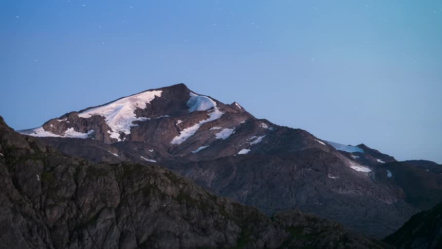 Stars flow over the mountains