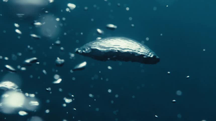 Fluid underwater bubble art