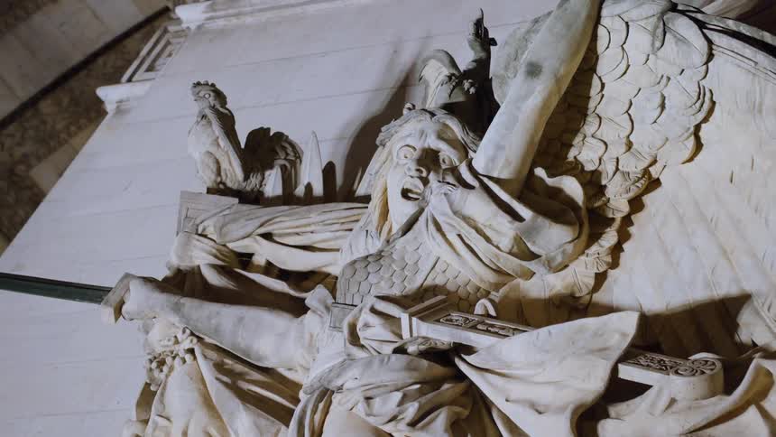 Statues on the walls of the arc de triomphe