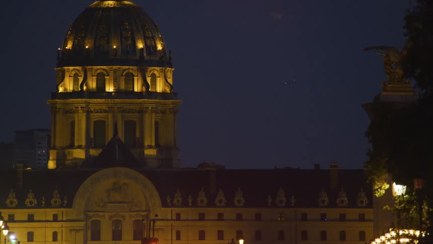 The hotel des invalides in paris at night
