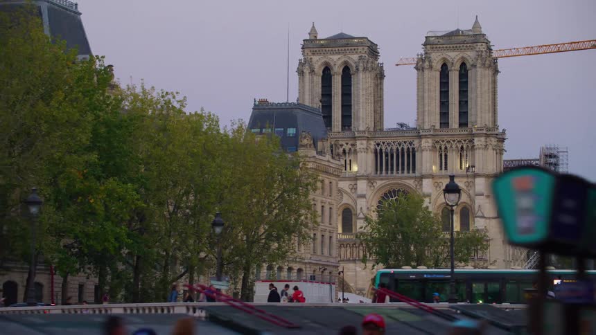 Traffic in front of the notre dame de paris cathedral