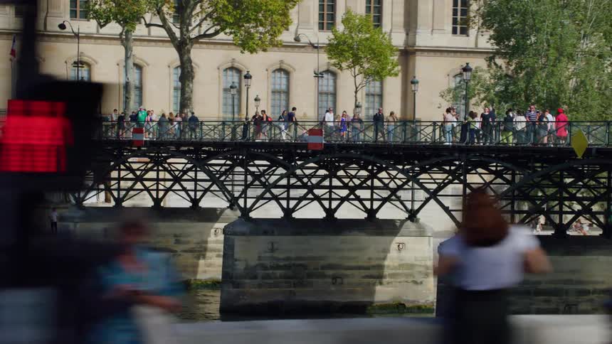 Crowds of tourists cross the bridge