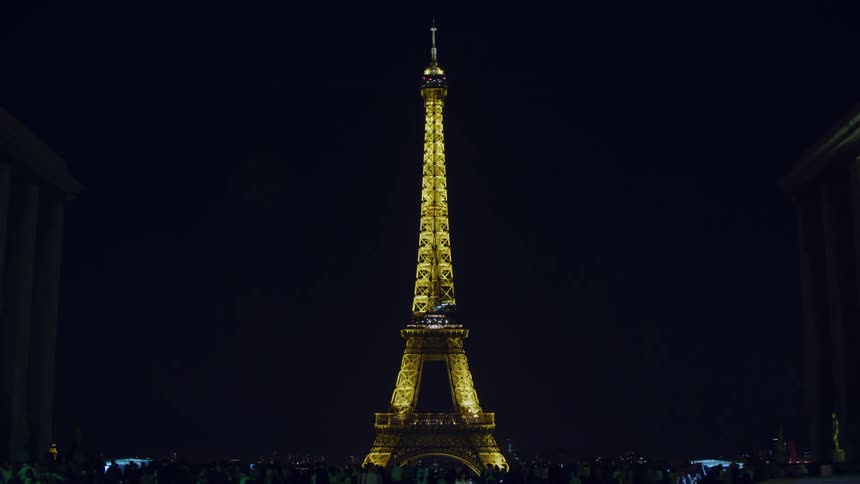Crowds of people near the eiffel tower