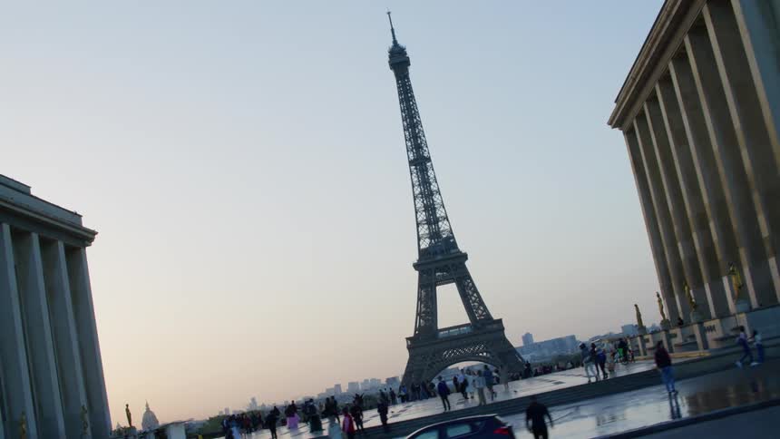 Tourists near the eiffel tower