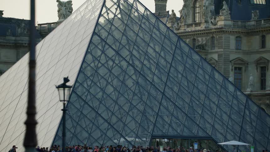 Huge queue to access louvre pyramid