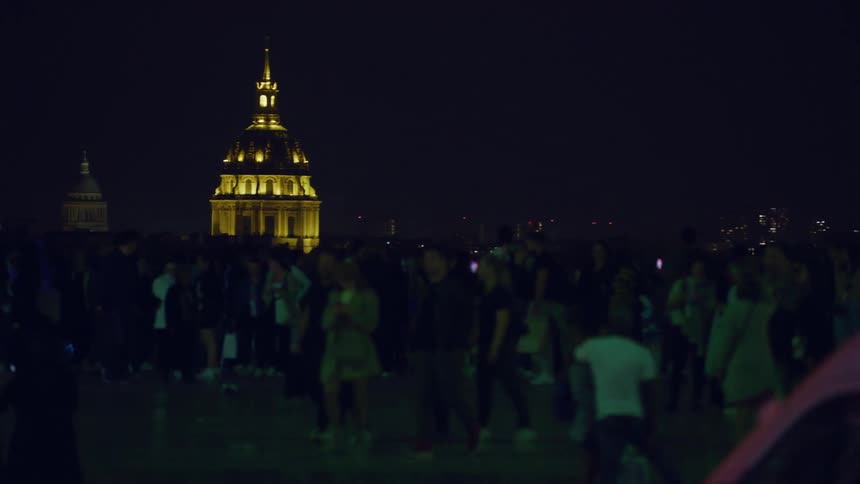 A large crowd of people is standing in front of the hotel des invalides