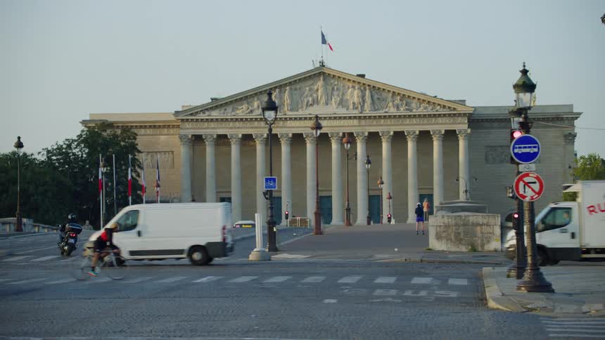 Facade of a historical museum in front of an alley with vehicle traffic