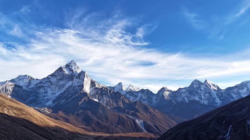 Natural landscape in timelapse with views of mountains and peaks covered by snow during the day
