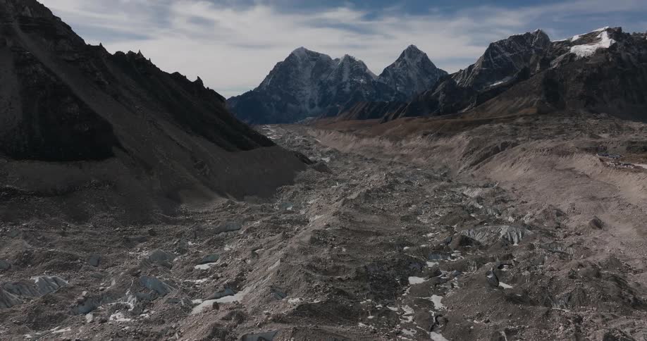 A soil of earth and stones in a region with some mountains