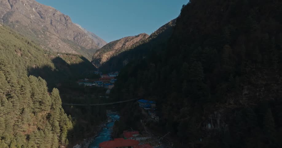 Small community in the middle of a stream built in the mountains