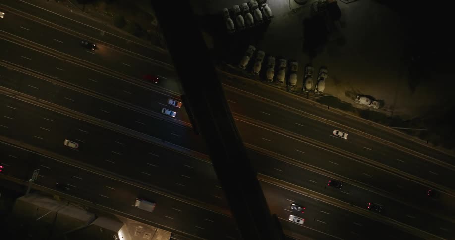 Horizon of vehicles on a highway in a city with fluid traffic