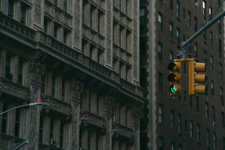 A city traffic light goes from green to red