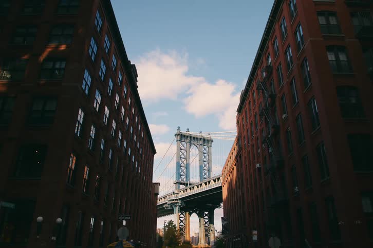 A street in new york overlooking the brooklyn bridge