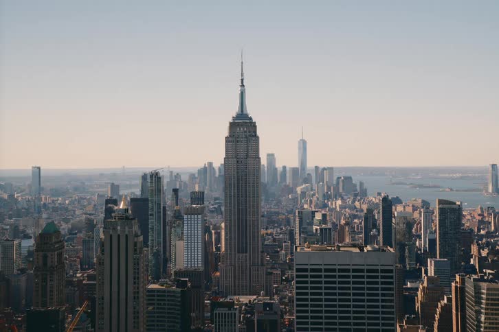 Skyline of the empire state building in new york during the day