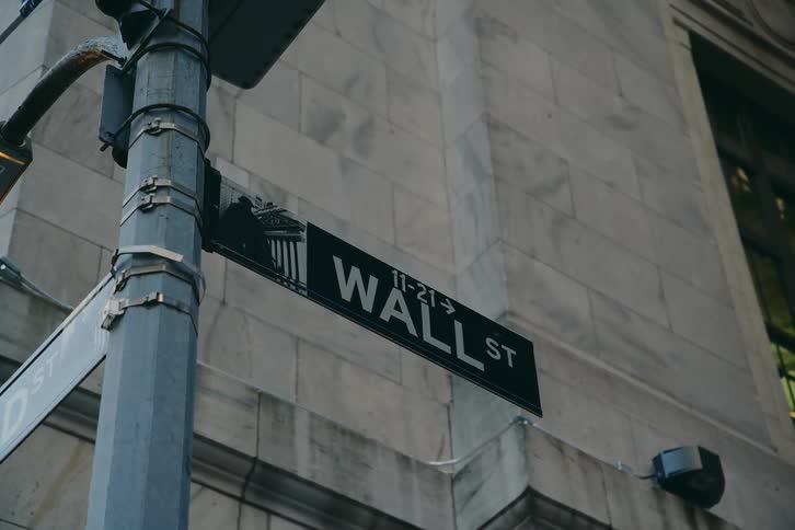A street sign stands in front of the building indicating the name of the street