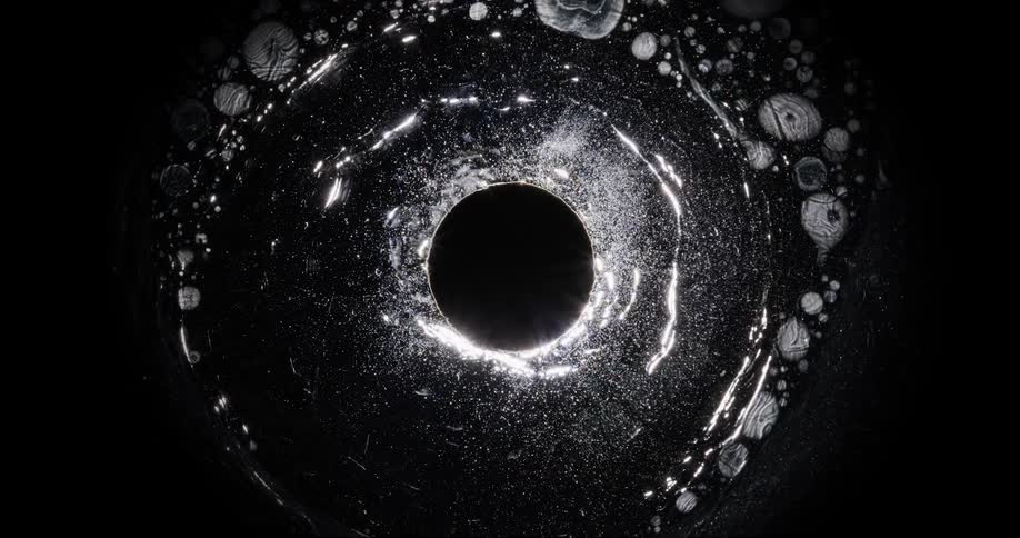 Liquid flows around the black hole