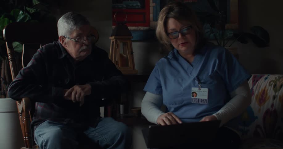 A nurse has a conversation with a patient
