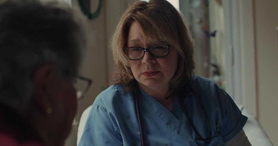 A nurse has a discussion with a patient