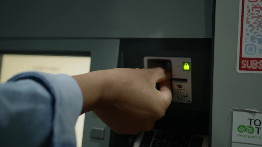 A black woman inserts a credit card into a card reader