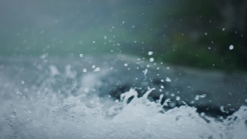 The stream water splashes up