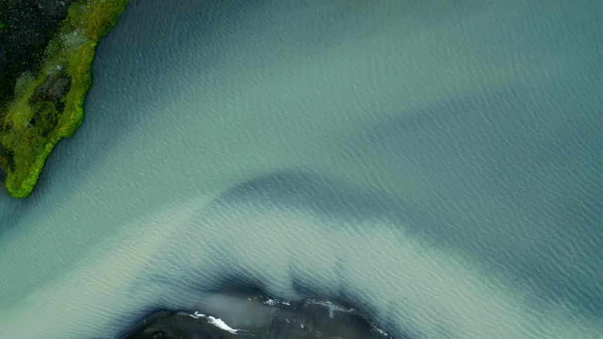 Water is flowing in the ocean towards the coast of the island