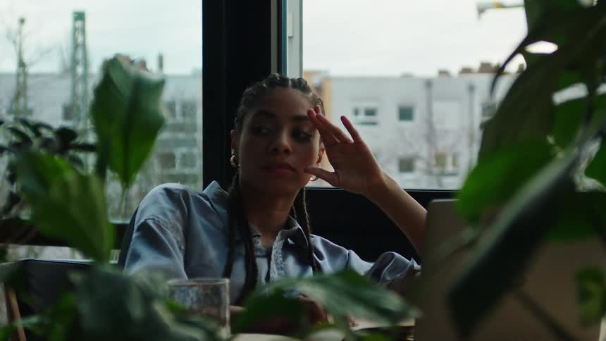 A woman shakes her head in the restaurant