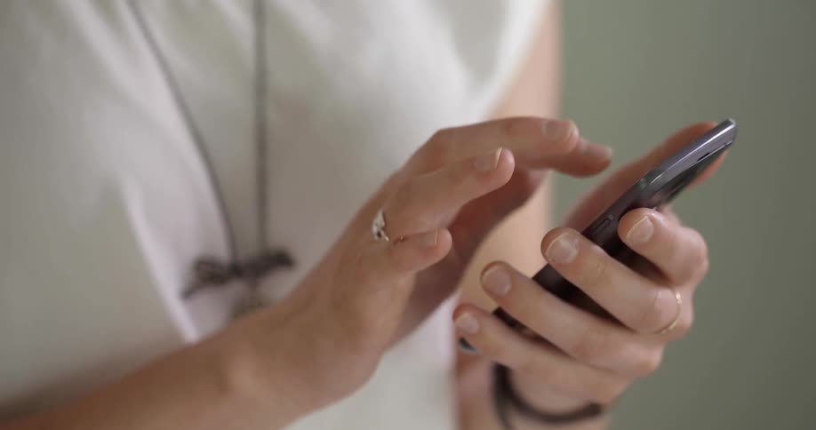 A woman manipulation the screen on her phone