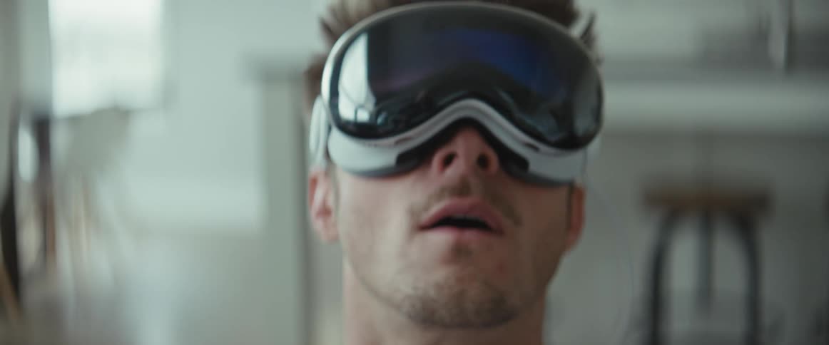 A man moving his head and looking around while wearing vr glasses