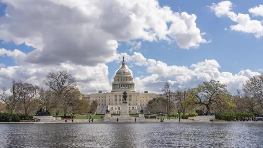 Timelapse panorama of the washington capitol with pedestrians and in front of a lake