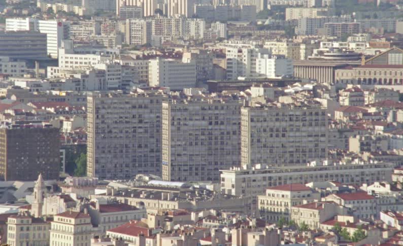 A large building in the middle of a city