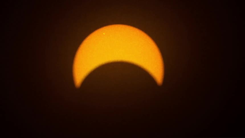 Solar eclipse in time lapse